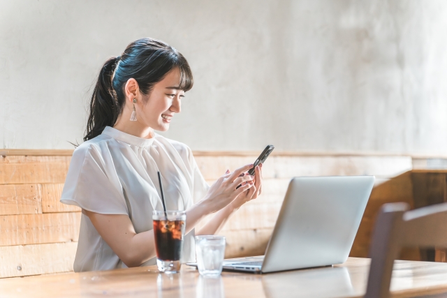 カフェのようなオフィスで働く女性