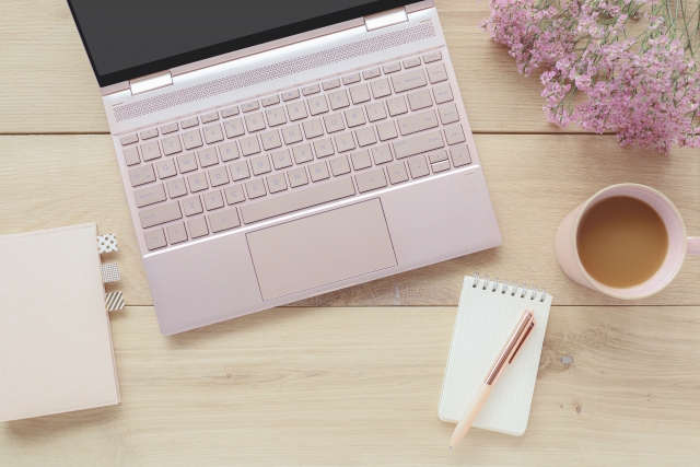 ノートパソコンとお茶とメモ